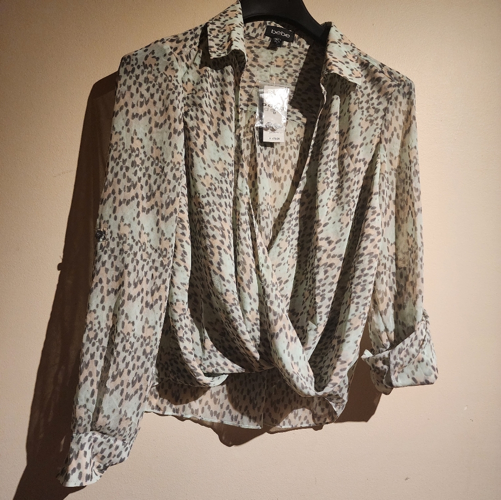 NWT Bebe Women's Animal Print Wrap Roll Tab Sleeves Chiffon Cropped Top - Picture 8 of 13